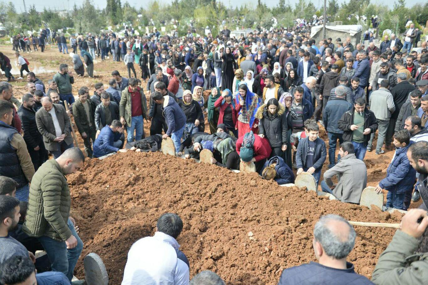Feci kazada can veren 6 kişi ağıtlarla defnedildi